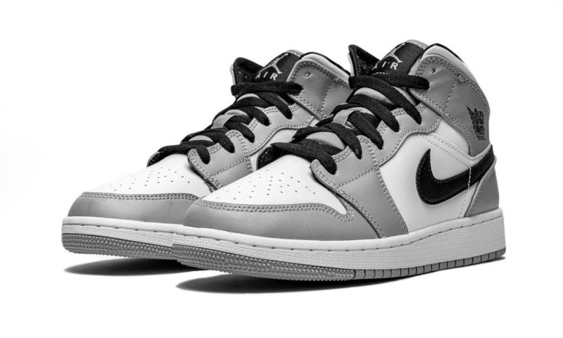 Зимние Nike Air Jordan 1 Mid GS Light Smoke Grey с мехом светло-серые с черно-белым кожаные мужские-женские (35-44)